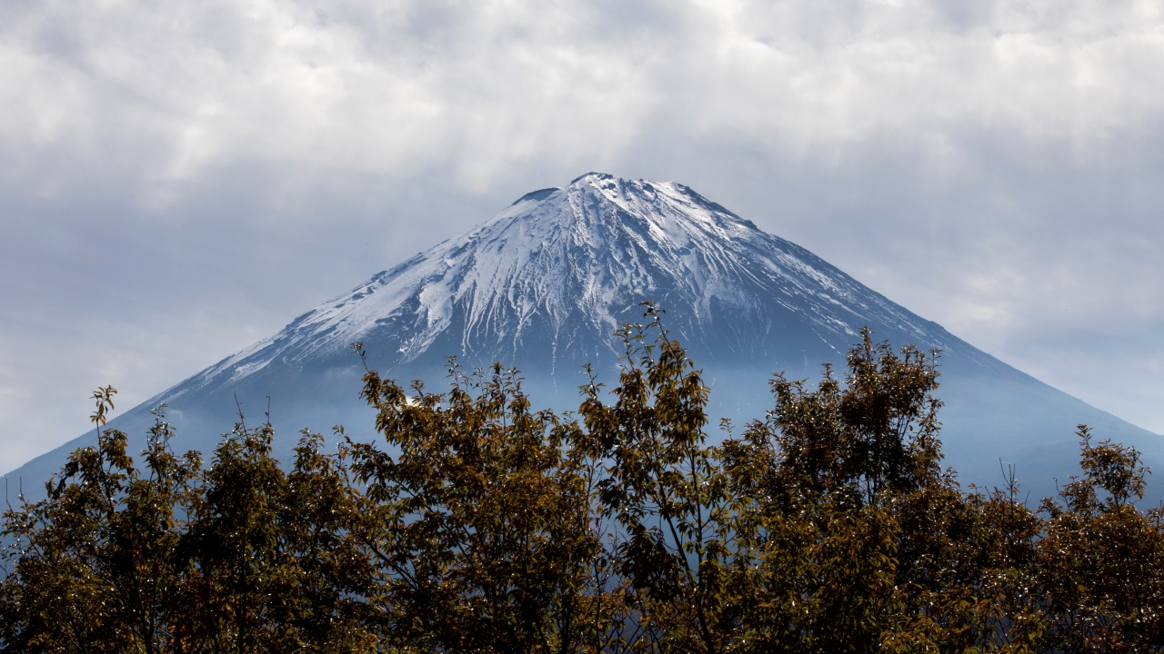 Fuji, Japonya`nın en yüksek dağı. 3 bin 766 metre yükseklikteki dağın zirvesi ise her daim soğuk ve karlı.