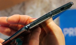 Katlanabilir akıllı telefon satışa sunuldu