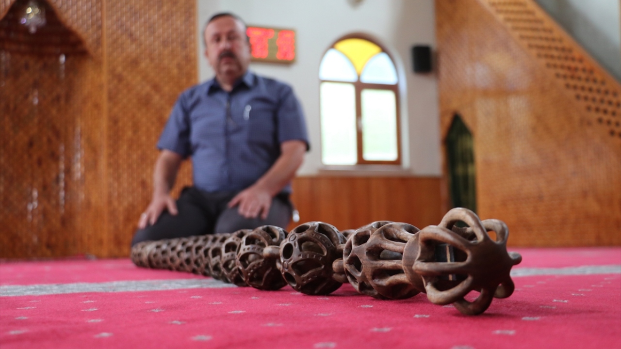 Marangozluk işiyle uğraşan Hüseyin Maden`in ceviz ağacından tek parça halinde yaptığı 185 santimetre uzunluğundaki tespih, ilgi görüyor.
