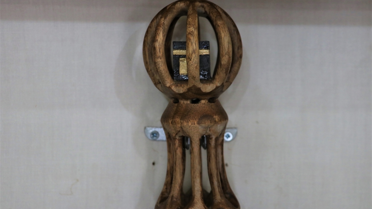 Yaklaşık 30 yıldır marangozluk yapan 52 yaşındaki Maden, ceviz ağacından tek parça halinde tespih yapmaya karar verdi. 