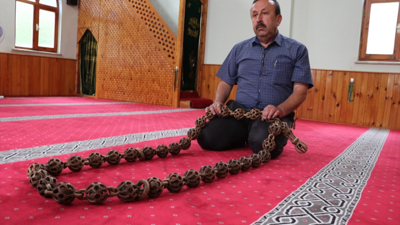 Bunun için öncelikle ceviz ağacından 2 metre uzunlukta parça kesen Maden, oyma tekniği kullanarak parçayı işlemeye başladı.