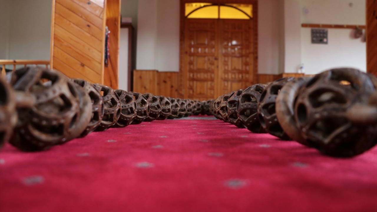 Hiçbir yapıştırıcı kullanmayan Maden, tespih tanelerini birbirine yine oyarak yaptığı zincir halkalarıyla bağladı.