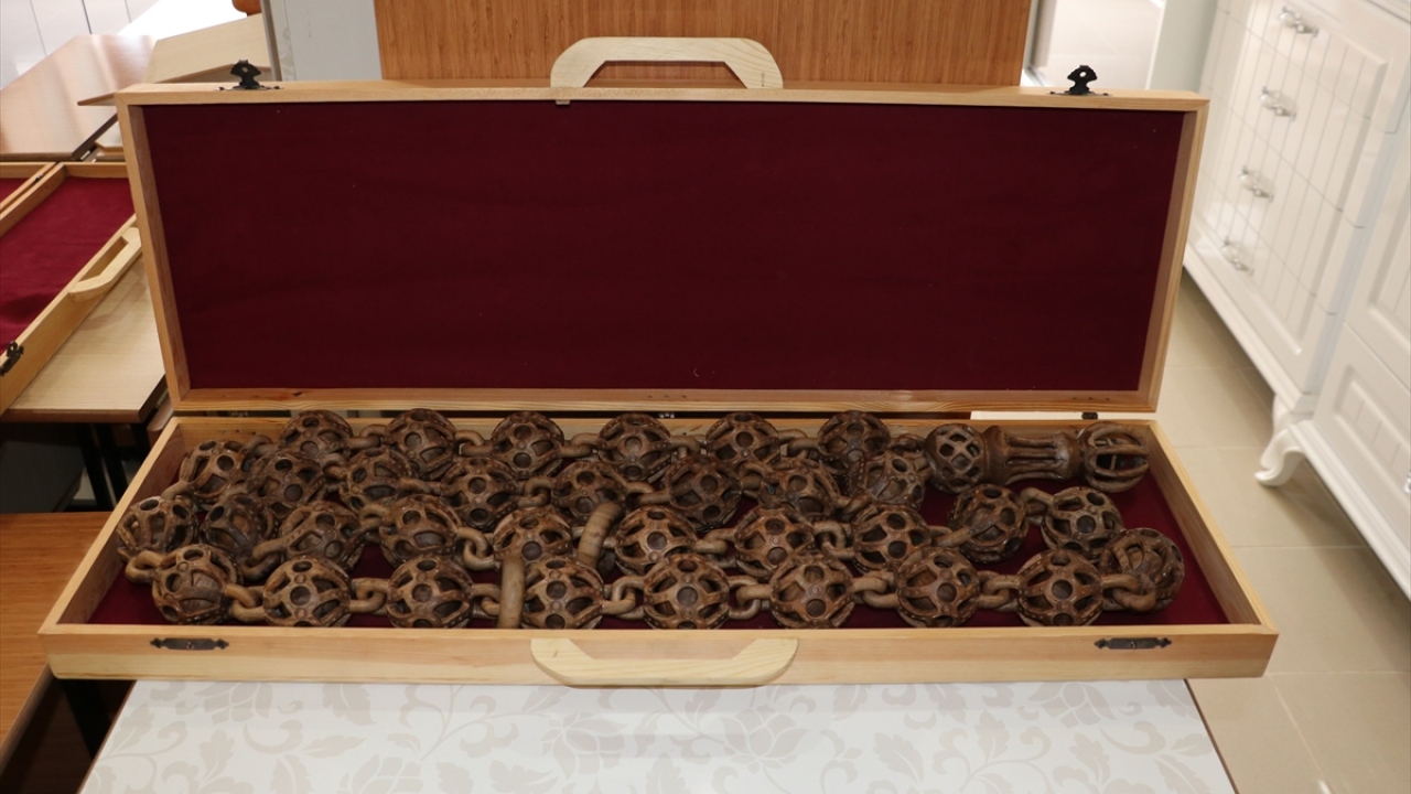 Tespihin 7 santimetre çapındaki tanelerinin içinde küçük birer top da yapan Maden, imamenin içine de Kabe şeklini işledi.