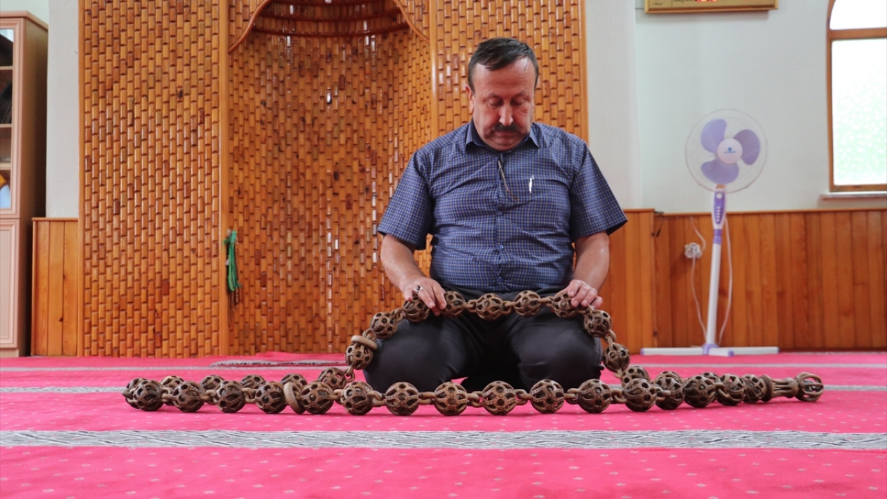 Maden, yaklaşık bir yılda tamamladığı tespihe doğal zeytinyağı sürerek son halini verdi.