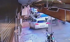 Esenler'de otomobilin apartman boşluğuna düşme anı kamerada