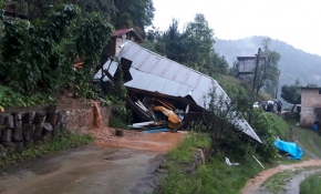 Rize'de şiddetli yağış nedeniyle yıkılan evdeki bir kişi yaralandı