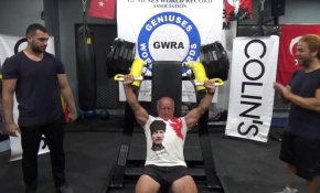 71 yaşında ama 250 kilo ağırlığı 8 kere üst üste kaldırdı