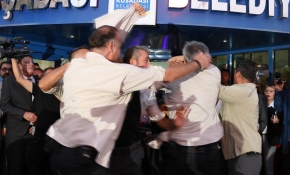 CHP Genel Başkanı Kılıçdaroğlu'na Kuşadası'nda yumurtalı saldırı