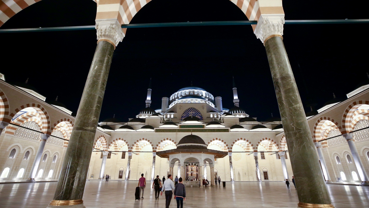 İstanbul Büyük Çamlıca Camii, sabah namazında babalar ve çocuklarını ağırladı.