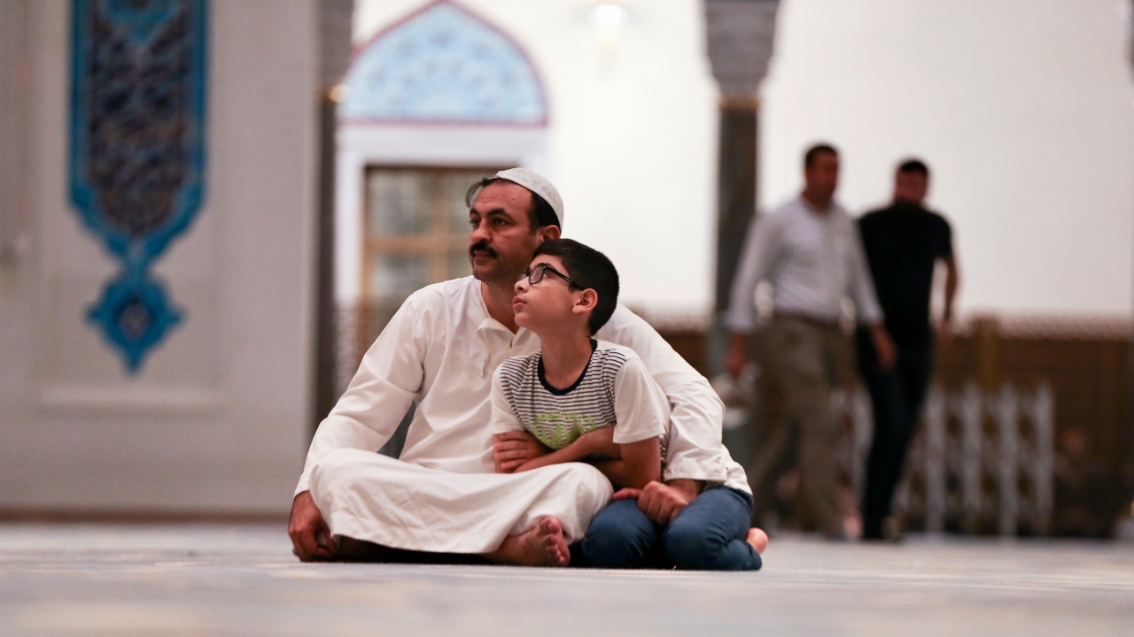 "Amellerin en güzeli namazdır. Yüce Allah’ın rızasına en uygun olan manzaralardan birisini yaşıyoruz şu anda. Çünkü kul olarak bizim en önemli vazifelerimizden birisi Allah için rüku ve secde etmek."