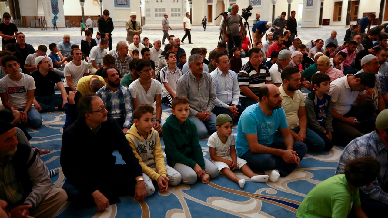 "Çocuklarımızı iffetli, ahlaklı yetiştirmeliyiz. Edep, ahlak, büyüklere saygı ve sevgi, sadakat en önemli değerlerimizdir. Bu değerlerimizi çocuklarımıza öğretmeliyiz."