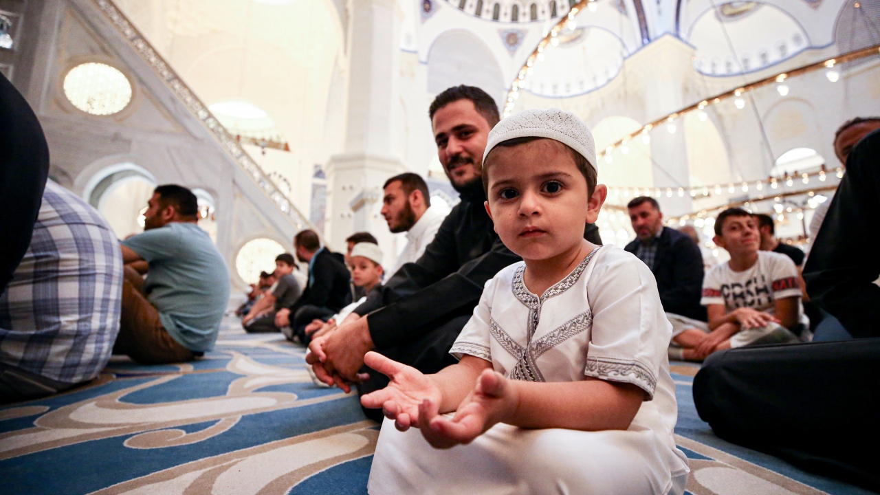 Ali Erbaş, sabah namazının ardından çocuklarla hatıra fotoğrafı da çektirdi.