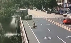 Triportöre çarpmamak için direksiyon kırınca nehre uçtu