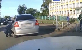 Öndeki aracın altındaki yavru kediyi ezilmekten son anda kurtardı