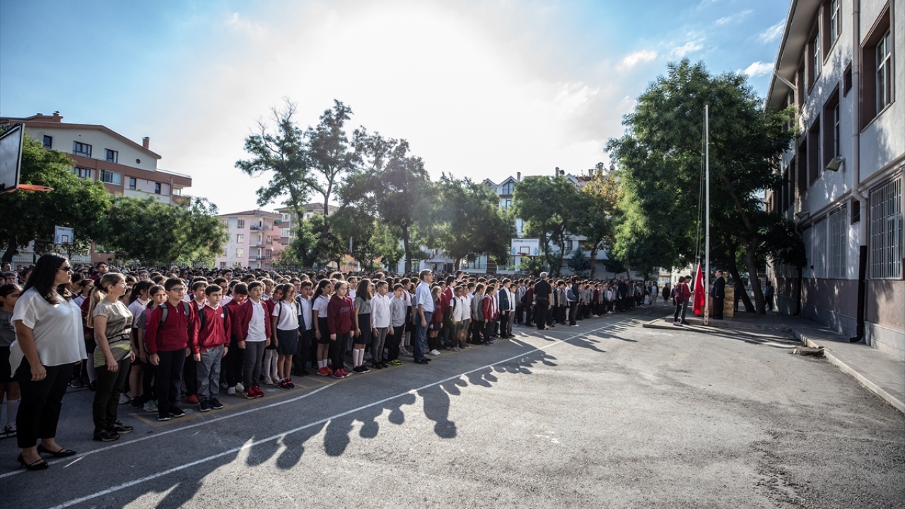 Ankara`da öğrenciler okula başlamanın heyecanını yaşadı.