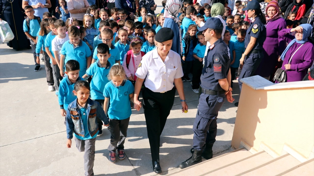 İl Jandarma Komutanlığında görevli 7 personel, sabah saatlerinde Gümüşpınar İlkokulu`na gelerek okula yeni başlayan çocuklara sürpriz yaptı. 