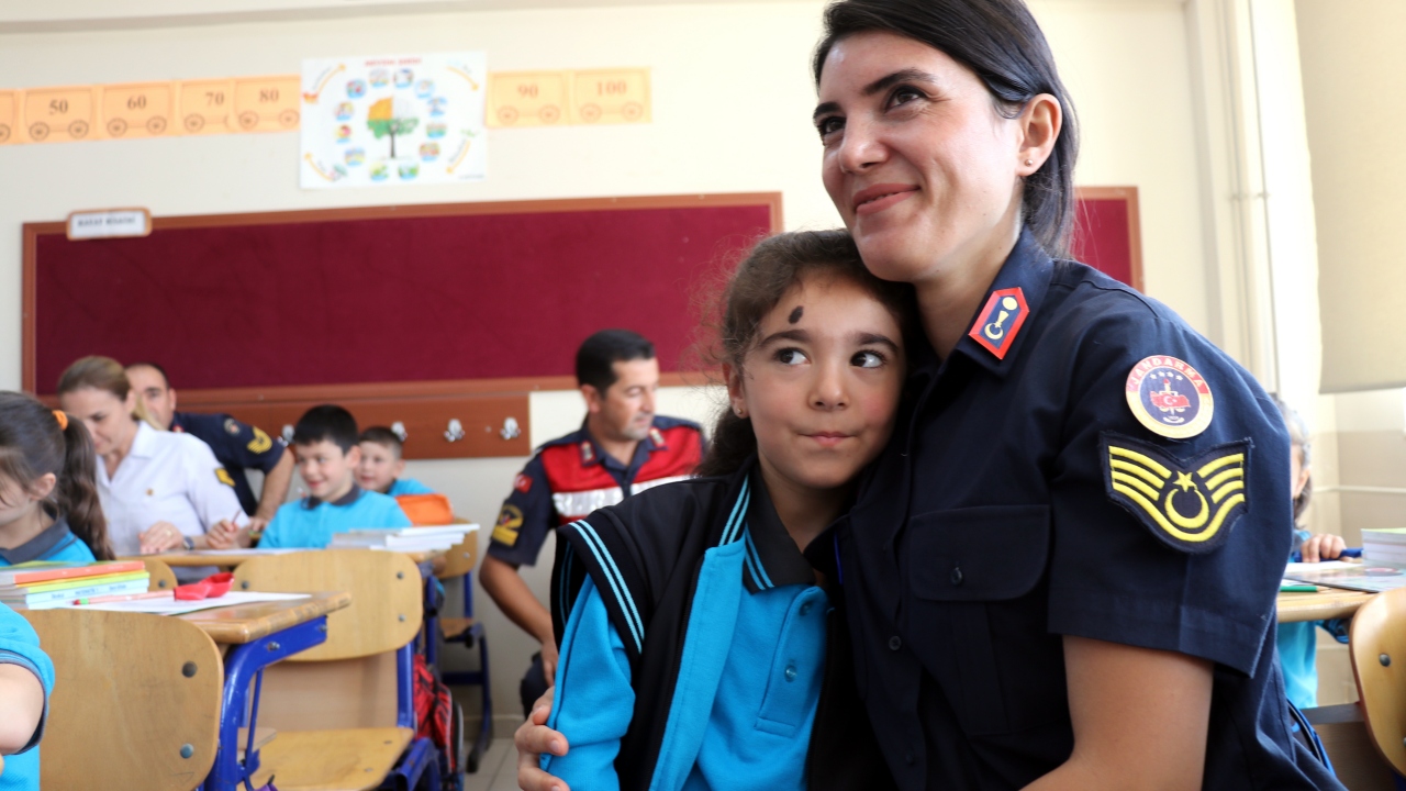 Törenin ardından sınıflara giren jandarma ekibi, "Jandarma Çocuk Kitabı" ve boyama kitabı verdikleri çocukların okula uyum sürecine destek oldu. 