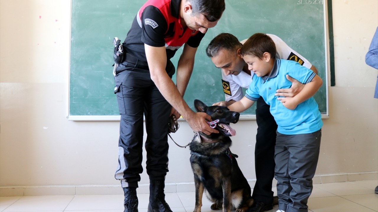 Jandarma ekibine eşlik eden iz takip köpeği "Parkur" da çocukların ilgi odağı oldu.