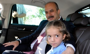 Emniyet müdürü, şehit kızını makam aracıyla okula götürdü