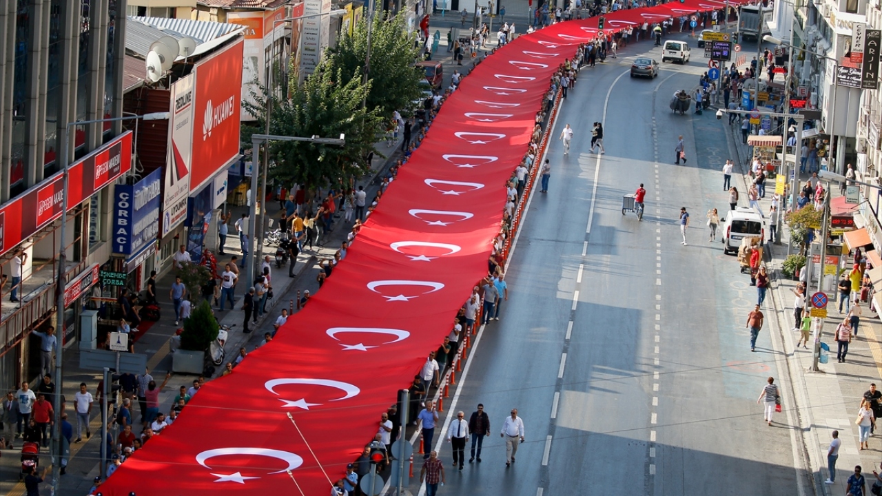 İzmir`in düşman işgalinden kurtuluşunun yıl dönümünde, kentte Zafer Yürüyüşü düzenlendi.