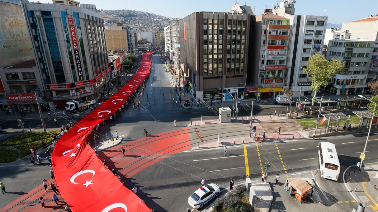350 metrelik Türk bayrağının açıldığı yürüyüş, Cumhuriyet Meydanı`nda sona erdi.