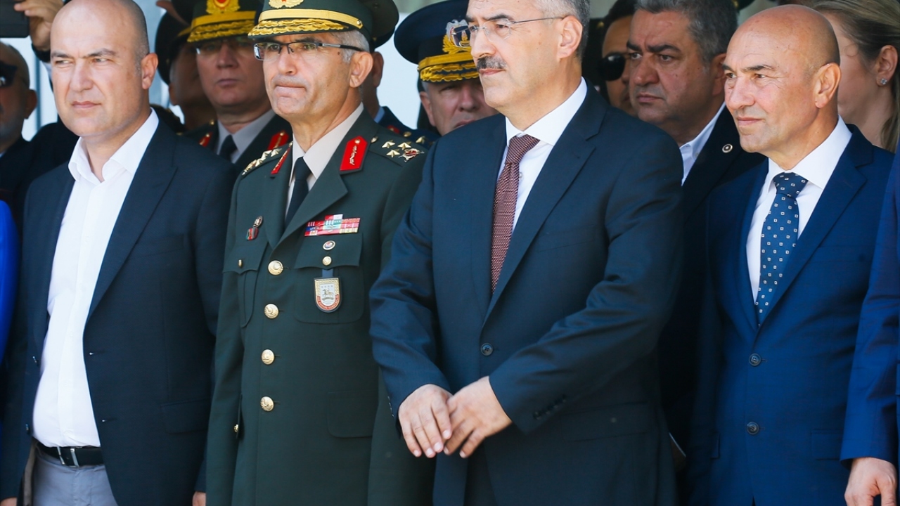 İzmir Polis Anı Evi önünden yürüyüş ile başlayan kutlamalara İzmir Büyükşehir Belediye Başkanı Tunç Soyer, AK Parti Genel Başkan Yardımcısı Hamza Dağ, İzmir milletvekilleri ve vatandaşlar katıldı.