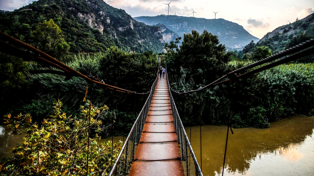Hatay`da Yeşilyazı Mahallesi`nde çiftçilerin nehri geçmesi için kurulan asma köprü manzarasıyla görenleri hayran bırakıyor. 