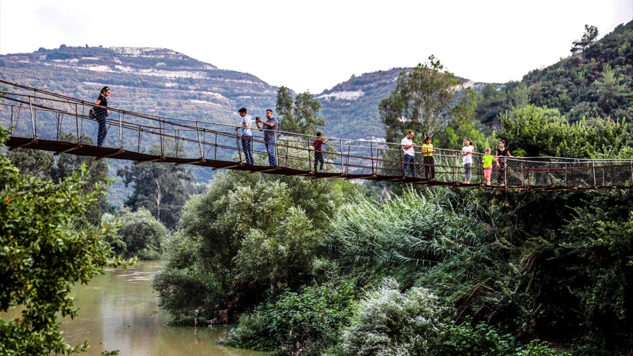 Çelik halatlarla yapılan ve uzunluğu yaklaşık 30 metre olan köprü, Asi Nehri üzerinde, yeşiller arasında kısa bir yolculuk sunuyor. 