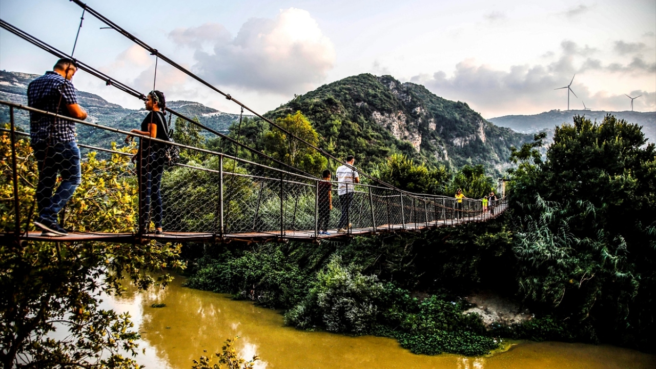 Doğa tutkunları ve fotoğrafseverlerin de ilgisini çeken köprü, Samandağ ve çevre ilçelerden gelen misafirleri ağırlıyor. 