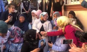 Bakan Selçuk'tan, "Diyarbakır Anneleri"ne ziyaret