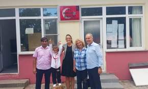 Terlikle koşan minik kıza ayakkabı hediye edildi