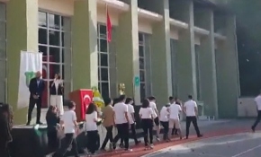 Kadıköy Anadolu Lisesinde simit atma görüntülerine inceleme