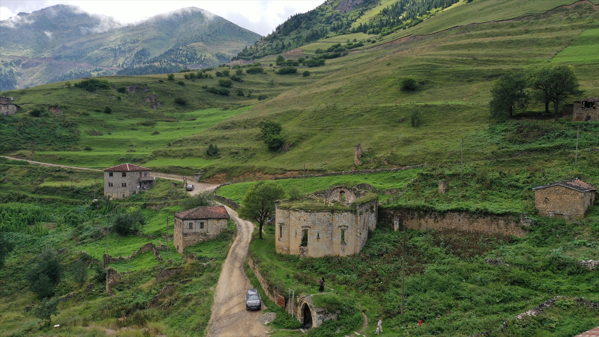 Santa Harabeleri, Gümüşhane merkeze 72, Trabzon`un Arsin ilçesine ise 42 kilometre mesafedeki Dumanlı köyü sınırında yer alıyor.