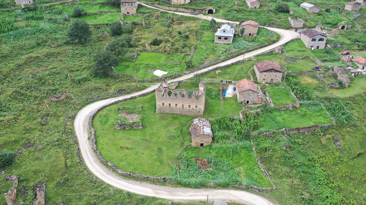 Rumlar tarafından 17. yüzyılda kurulduğu bilinen ve arkeolojik, doğal sit alanı olan bölgede, taştan inşa edilen tek katlı konutlar ve her mahallede en az bir kilise, her sokakta da bir çeşme bulunuyor.