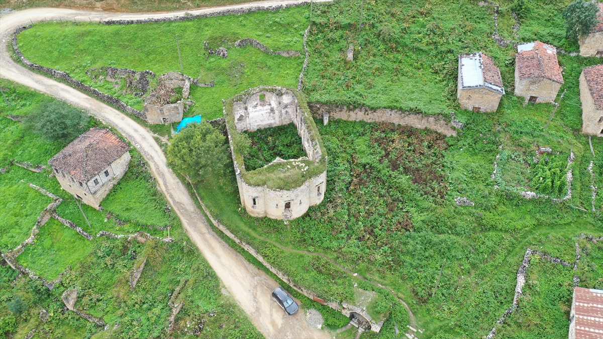 Son yıllarda özellikle fotoğraf tutkunlarını cezbeden Santa Harabeleri, yerli ve yabancı turistlerce de keşfedilmeyi bekliyor.