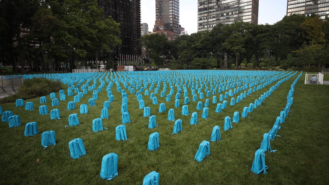 Her biri geçen yıl çatışma ve savaşlarda ölen çocukları temsil ediyor.