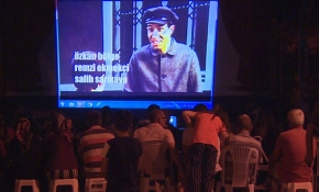 Köy meydanında sinema keyfi