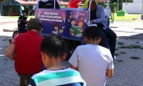 Kırıkkale'de kitap okuyana dondurma hediye