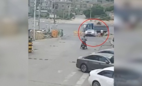 6 yaşındaki Çinli çocuk çalışır halde bırakılan aracı çukura düşürdü