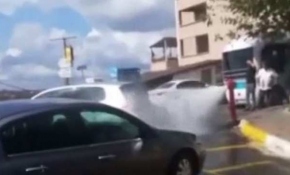 Patlayan su vanasında araçlarını yıkadılar