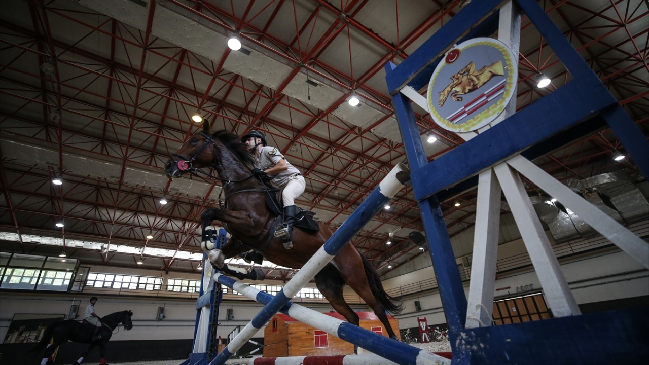 Kapalı manejde uzman eğiticilerin gözetiminde çılbır, kulvar ve jimnastik eğitimlerine tabi tutulan atlara, açık ve kapalı alanda ulusal ve uluslararası başarılara sahip eğiticiler tarafından engel atlama eğitimleri veriliyor.