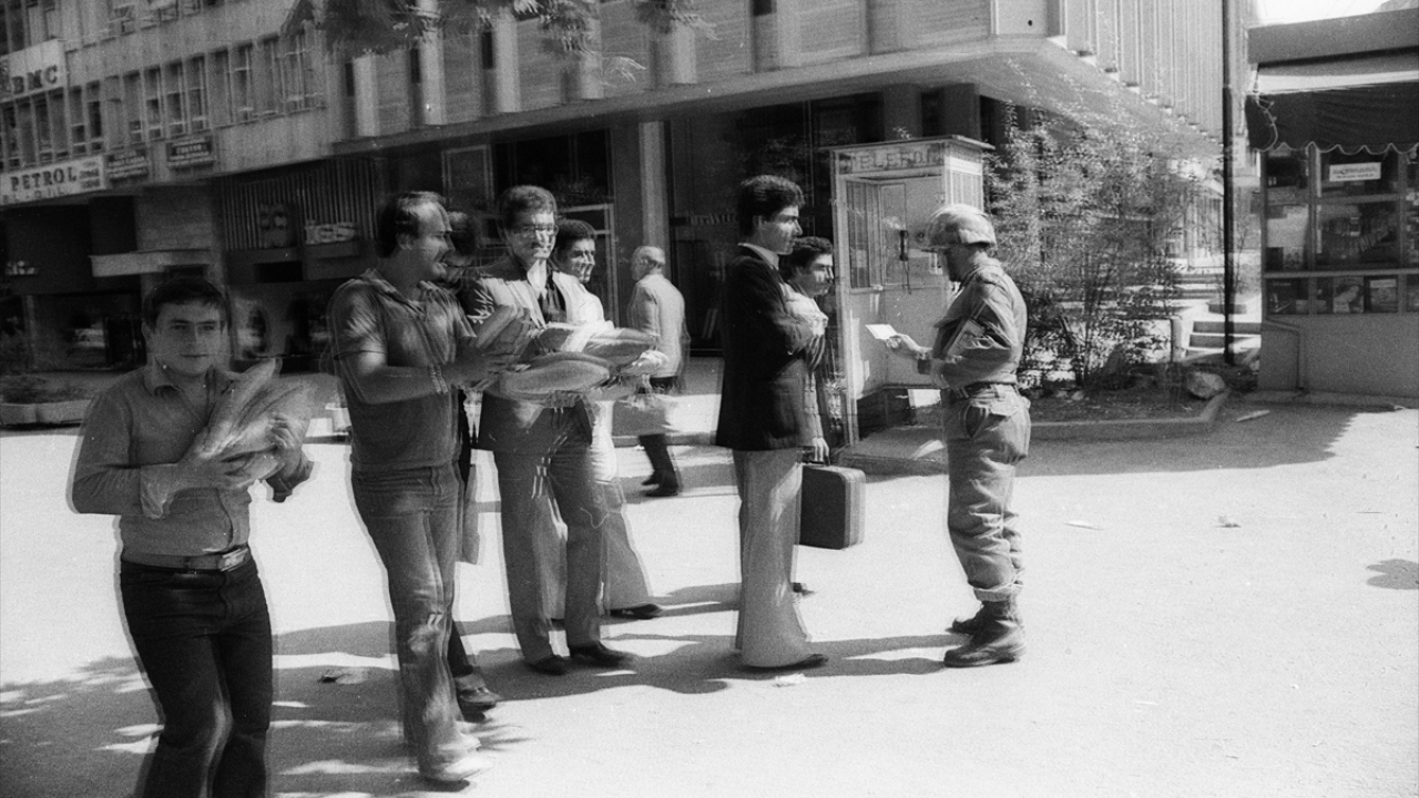12 Eylül 1980 sabahı temel ihtiyaçlarını karşılamak isteyen vatandaşlar fırınların önünde uzun kuyruklar oluşturdu. (Arşiv)