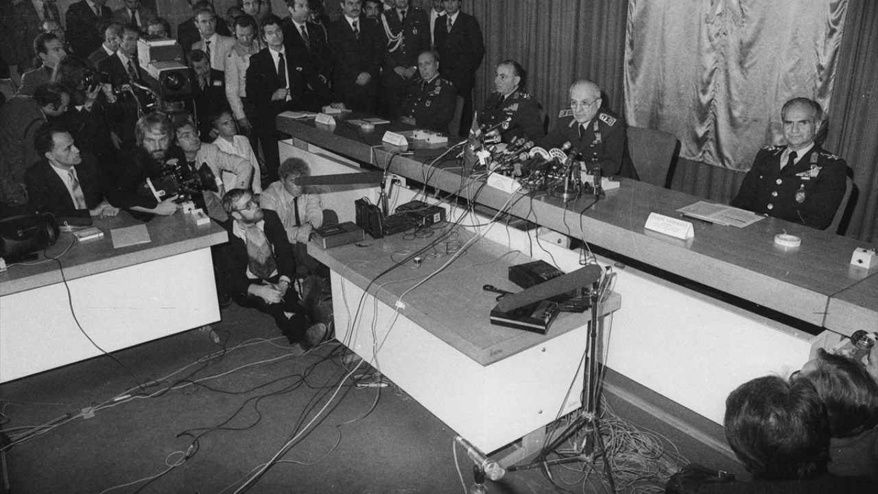 12 Eylül 1980`de Genel Kurmay Başkanı Orgeneral Evren ve MGK üyeleri ülkede yönetime el koydu. (Arşiv)