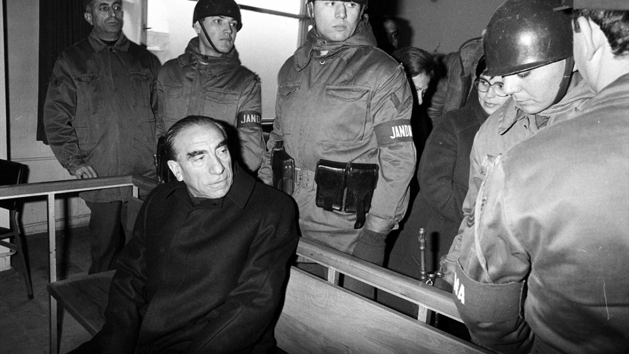 15 Aralık1980`de MHP Genel Başkanı Alparslan Türkeş, 30 Ekim 1978 tarihinde Almanya`nın Dortmund Kentinde yaptığı salon toplantısında sözlerle hükümete hakaret ettiği gerekçesiyle Ankara 6. Ağır Ceza Mahkemesi`nde yargılandı. (Arşiv)