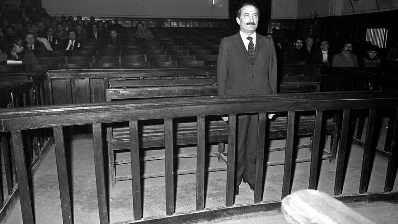 24 Aralık 1980`de, 21 Haziran 1975 günü Karabük`te yaptığı konuşmada, hükümetin manevi şahsiyetine hakaret ettiği gerekçesiyele hakkında dava açılan CHP eski Başkanı Bülent Ecevit`in Ankara 2. Ağır Ceza Mahkemesi`nde ifadesi alındı. (Arşiv)