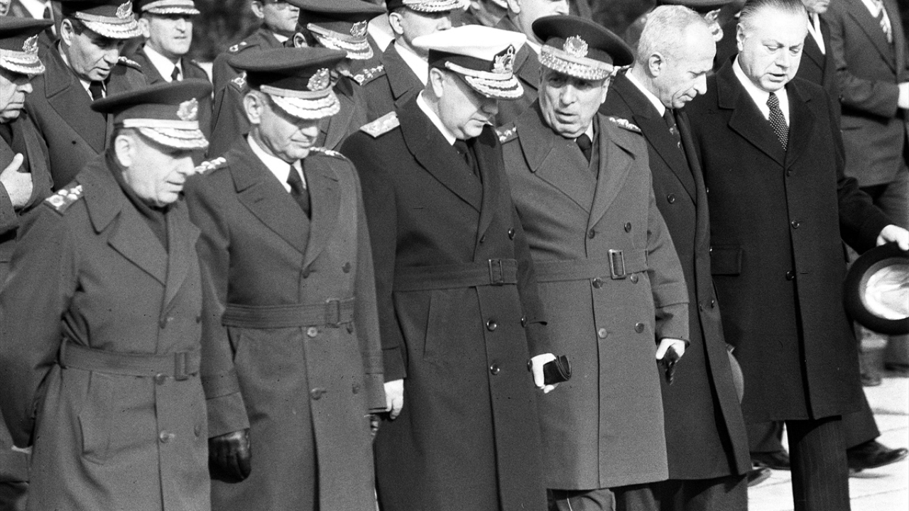27 Kasım 1980`de Yüksek Askeri Şura Üyeleri, Anıtkabir`i ziyaret etti. (Arşiv)