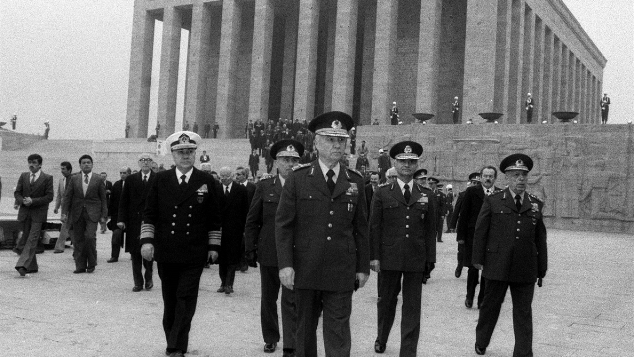 10 Kasım 1980`de Atatürk`ün 42. ölüm yıl dönümü dolayısıyla Milli Güvenlik Konseyi Başkanı ve Genel Kurmay Başkanı Org. Kenan Evren, konsey üyeleri ile Anıtkabir`i ziyaret etti. (Arşiv)