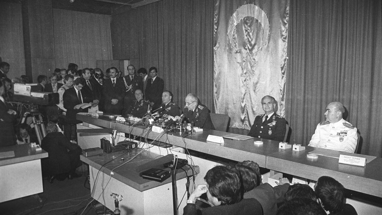 12 Eylül 1980`de Genel Kurmay Başkanı Orgeneral Evren ve MGK üyeleri ülkede yönetime el koydu. (Arşiv)
