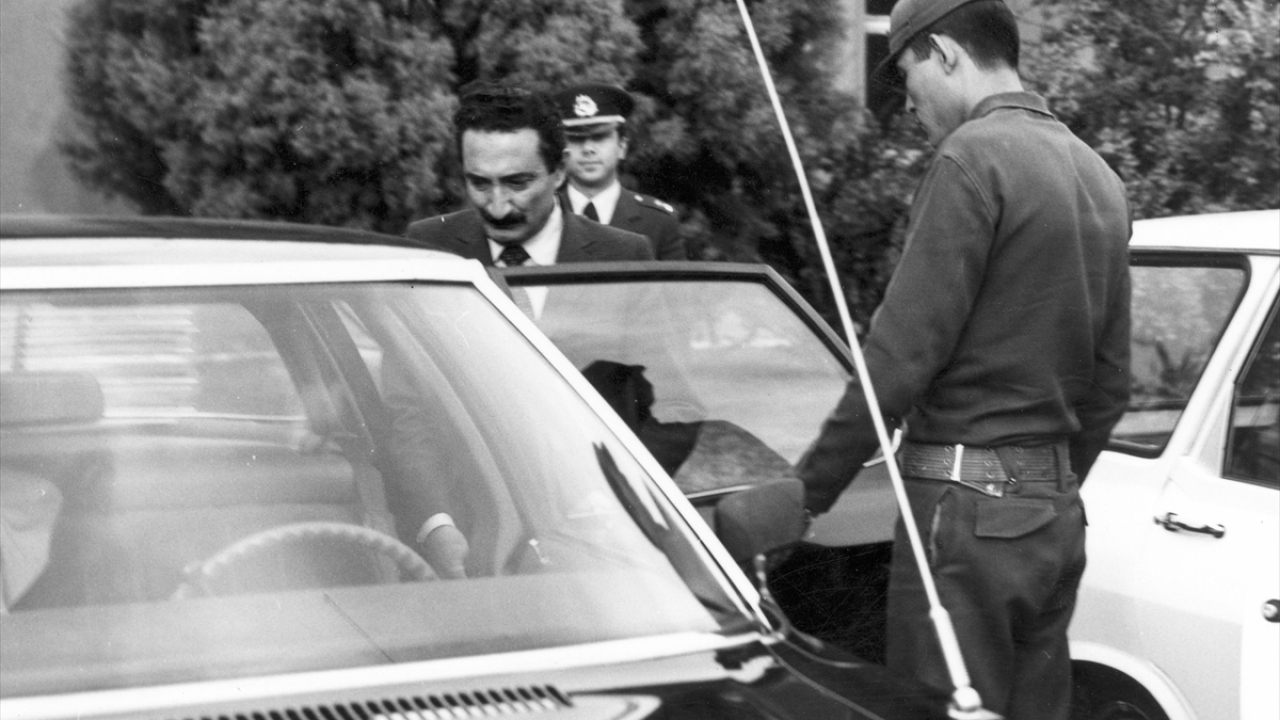 12 Eylül askeri müdahalesiyle milletvekilliği sona eren ve gözaltına alınan CHP Genel Başkanı Bülent Ecevit (sivil), 11 Ekim 1980`de kaldığı Çanakkale`nin Gelibolu ilçesi Hamzakoy`daki TSK Misafirhanesinden alınarak Etimesgut Havaalanına getirildi.(Arşiv)