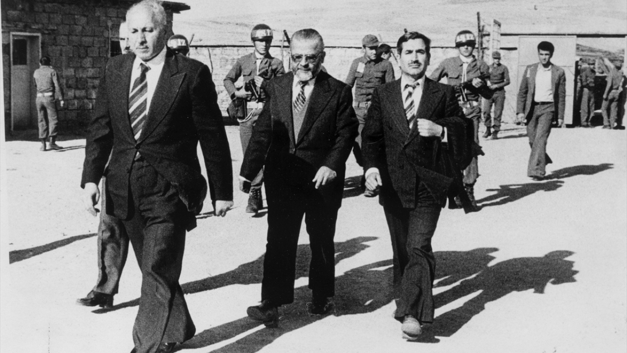 Milliyetçi Selamet Partisi (MSP) Genel Başkanı Necmettin Erbakan (sol önde) Tahir Büyükkorukçu (sakallı) ve Şener Battal (sağda) 15 Ekim 1980`de tutuklandı. (Arşiv)